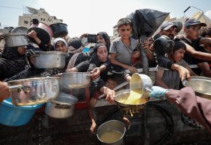 فلسطينيون يتجمعون لتلقي الطعام من مطبخ خيري، وسط أزمة جوع، في مدينة غزة، 28 يوليو 2025. رويترز