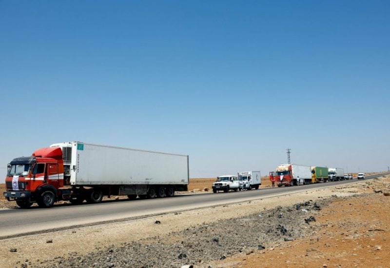 مركبات تحمل مساعدات إنسانية تقف على الطريق في طريقها إلى السويداء، في بصرى الشام، بالقرب من درعا، سوريا، 28 يوليو 2025. رويترز
