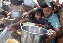 فلسطينيون يتجمعون لتلقي الطعام من مطبخ خيري، وسط أزمة جوع، في مدينة غزة، 28 يوليو 2025. رويترز