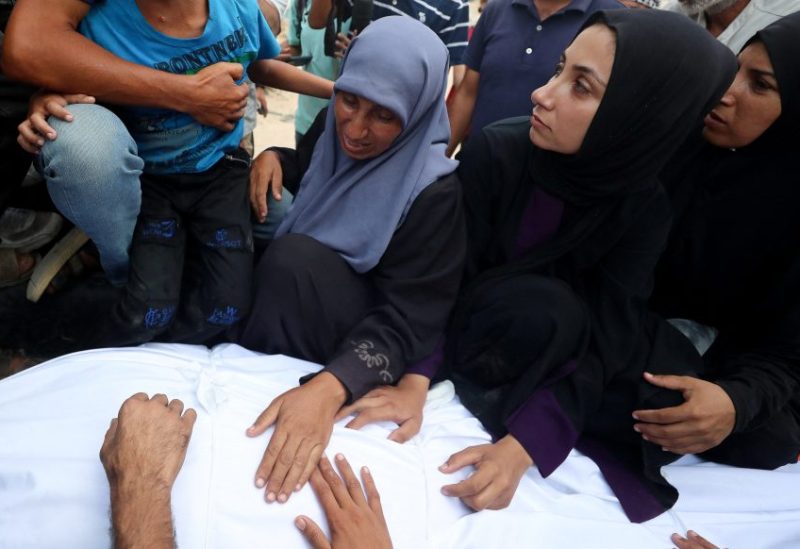 مواطنون يشاركون في جنازة فلسطينيين استشهدوا برصاص إسرائيلي أثناء محاولتهم الحصول على مساعدات يوم الثلاثاء، غزة، 30 يوليو 2025. رويترز