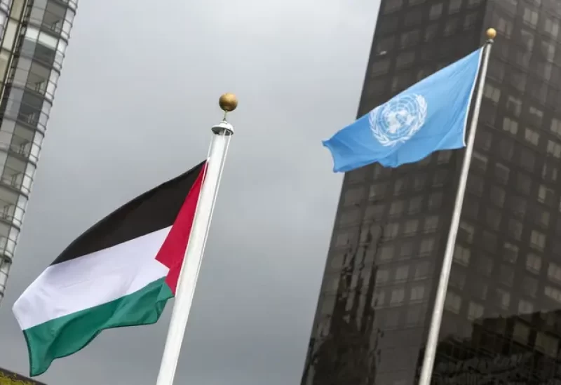 العلم الفلسطيني يرفرف أمام مقر الأمم المتحدة في نيويورك (صورة أرشيفية تعود لعام 2015 نقلاً عن وكالة "رويترز")