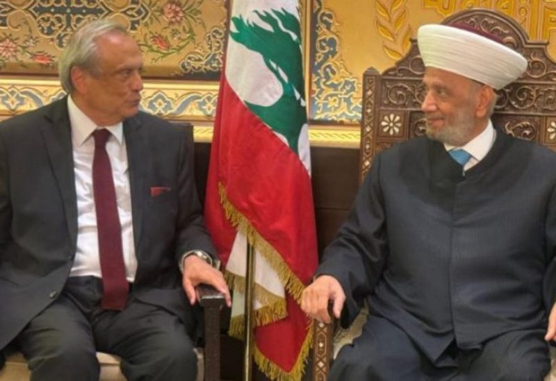 مفتي الجمهورية اللبنانية الشيخ عبد اللطيف دريان في دار الفتوى رئيس مجلس الإدارة المدير العام لمصرف الإسكان أنطوان حبيب
