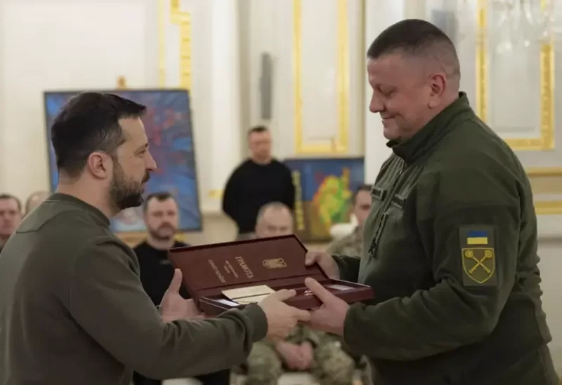 يقوم الرئيس الأوكراني فولوديمير زيلينسكي بتكريم القائد العام السابق للقوات المسلحة الأوكرانية فاليري زالوجني في كييف، أوكرانيا، 9 فبراير 2024.