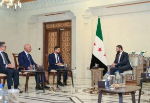 المبعوث الأميركي إلى سوريا، توم باراك، خلال لقائه بالرئيس السوري أحمد الشرع