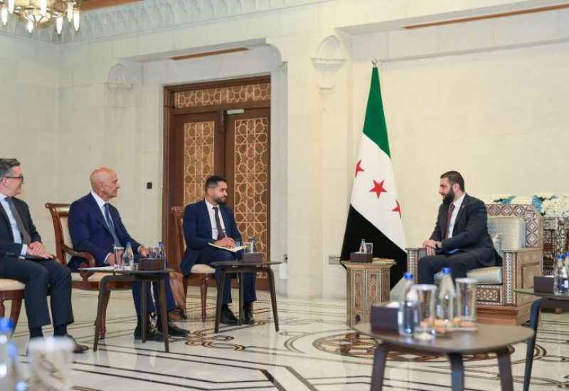 المبعوث الأميركي إلى سوريا، توم باراك، خلال لقائه بالرئيس السوري أحمد الشرع