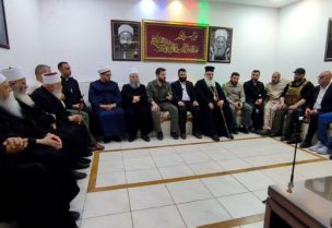 الشيخ يوسف جربوع خلال اجتماع مع قادة الأمن الداخلي السوري