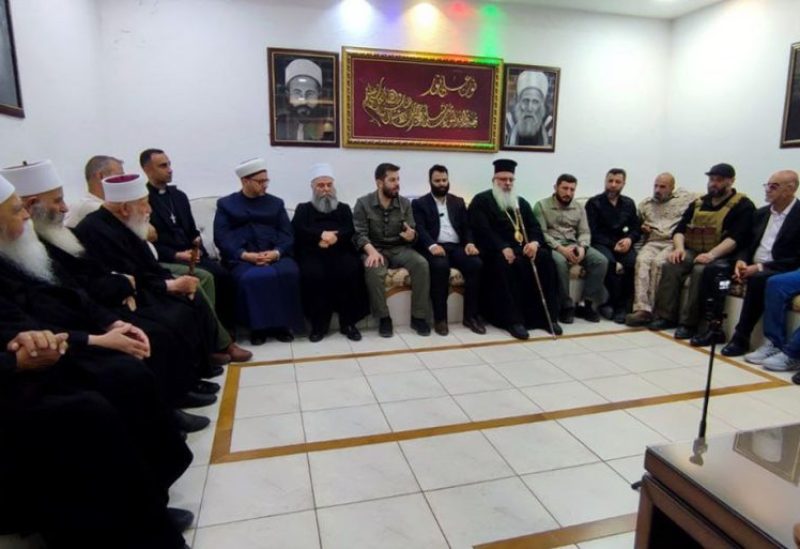 الشيخ يوسف جربوع خلال اجتماع مع قادة الأمن الداخلي السوري