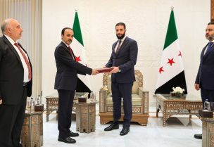 الرئيس السوري أحمد الشرع يتسلم التقرير النهائي للجنة الوطنية للتحقيق وتقصي الحقائق في أحداث آذار المنصرم بالساحل السوري