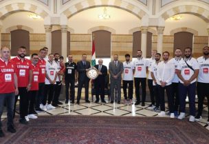 رئيس مجلس الوزراء نواف سلام مع المنتخب الوطني اللبناني لكرة السلة للرجال