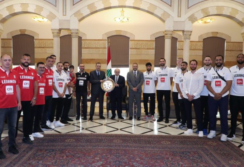رئيس مجلس الوزراء نواف سلام مع المنتخب الوطني اللبناني لكرة السلة للرجال
