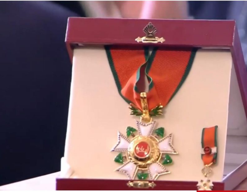 وسام الأرز الوطني من رتبة كومندور باسم رئيس الجمهورية العماد جوزاف عون، تكريمًا لمسيرته الفنية 