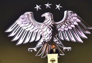 الرئيس السـوري أحمد الشرع خلال مؤتمر إشهار الهوية البصرية الجديدة بقصر الشعب بدمشق