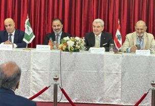 وزير الصناعة جو عيسى الخوري خلال اجتماع في زحلة