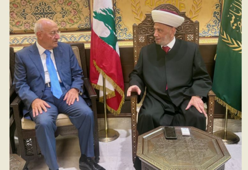 مفتي الجمهورية اللبنانية الشيخ عبد اللطيف دريان في دار الفتوى مع الوزير السابق غازي العريضي