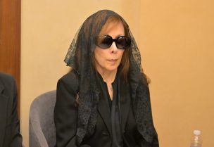 السيدة فيروز في جنازة نجلها زياد الرحباني