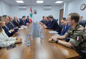 وزير الخارجية والمغتربين يوسف رجّي مدير إدارة شمال أفريقيا والشرق الاوسط في وزارة أوروبا والشؤون الخارجية الفرنسية روماريك روانيان والوفد المرافق