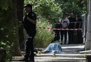 جثة أندريه باروبيا الرئيس السابق للبرلمان الأوكراني على الرصيف (رويترز)