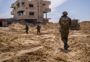 جنود إسرائيليون في منطقة تل السلطان، محافظة رفح، غزة، 2 أبريل 2025. رويترز