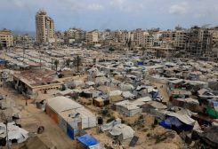 فلسطينيون، نزحوا بسبب العدوان الإسرائيلي، يلتجئون إلى الخيام وسط أزمة جوع في مدينة غزة، 1 أغسطس 2025. رويترز