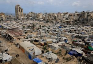 فلسطينيون، نزحوا بسبب العدوان الإسرائيلي، يلتجئون إلى الخيام وسط أزمة جوع في مدينة غزة، 1 أغسطس 2025. رويترز
