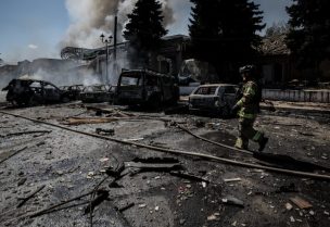إطفائي يعمل في موقع ضربة جوية روسية بطائرة مسيرة، في بلدة دروزكيفكا، منطقة دونيتسك، أوكرانيا، 2 أغسطس 2025. رويترز