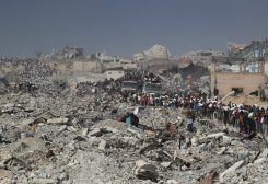 فلسطينيون يحملون مواد إغاثة دخلت غزة، في بيت لاهيا، شمال قطاع غزة، 2 أغسطس 2025. رويترز
