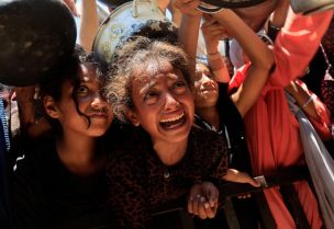 فلسطينيون ينتظرون الحصول على الطعام من مطبخ خيري، وسط أزمة جوع، في خان يونس، جنوب قطاع غزة، 4 أغسطس 2025. رويترز