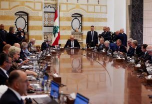 الرئيس جوزاف عون ورئيس الوزراء نواف سلام وأعضاء مجلس الوزراء يجتمعون لمناقشة الجهود الرامية إلى وضع جميع الأسلحة في البلاد تحت سيطرة الدولة، في القصر الرئاسي في بعبدا، لبنان، 5 أغسطس 2025. رويترز