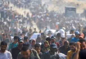 فلسطينيون يحملون مواد إغاثة جمعوها من شاحنات دخلت غزة، في بيت لاهيا، شمال قطاع غزة، 10 أغسطس 2025. رويترز