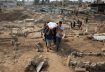 مواطنون يحملون جثث فلسطينيين استشهدوا في غارة إسرائيلية على منزل في مدينة غزة، في 13 أغسطس 2025. رويترز