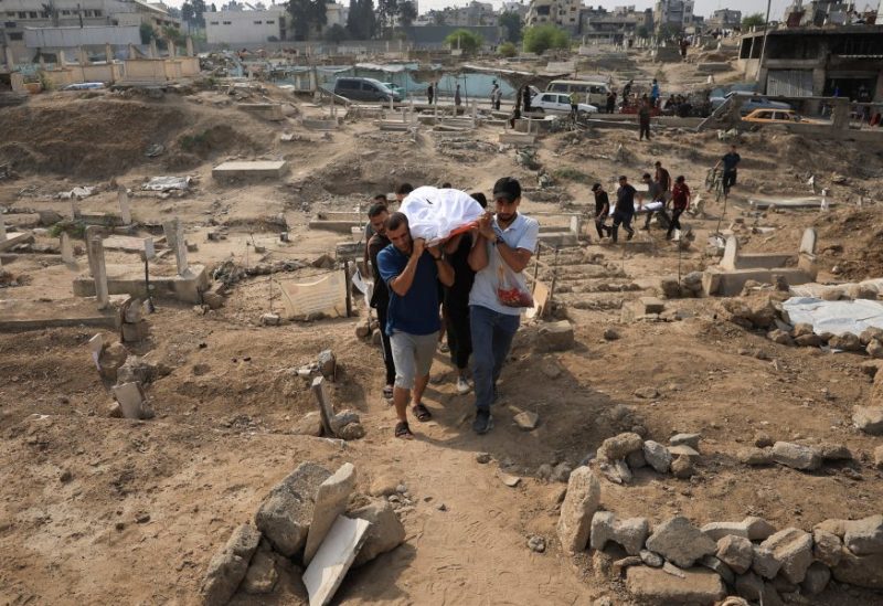 مواطنون يحملون جثث فلسطينيين استشهدوا في غارة إسرائيلية على منزل في مدينة غزة، في 13 أغسطس 2025. رويترز