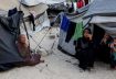فلسطينيون، نزحوا بسبب الهجوم الإسرائيلي، يلتجئون إلى مخيم للخيام على شاطئ البحر وسط حرارة الصيف، في مدينة غزة، 12 أغسطس 2025. رويترز