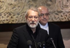 أمين المجلس الأعلى للأمن القومي الإيراني علي لاريجاني يتحدث بعد اجتماعه مع رئيس مجلس النواب نبيه بري في بيروت، لبنان، 13 أغسطس 2025. رويترز