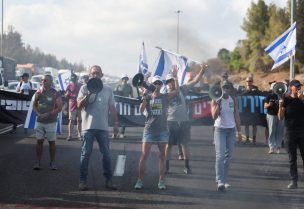 متظاهرون يغلقون الطريق السريع الرئيسي في إسرائيل الذي يربط بين القدس وتل أبيب، بعد أن دعت عائلات الرهائن إلى إضراب عام للمطالبة بإعادة جميع الرهائن وإنهاء الحرب في غزة، لاترون، إسرائيل، 17 أغسطس 2025، رويترز.