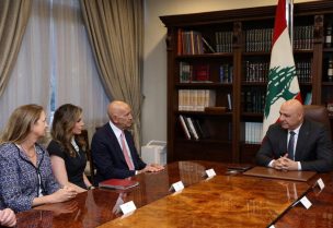 السفير الأمريكي في تركيا والمبعوث الخاص للولايات المتحدة إلى سوريا توماس باراك، ونائب المبعوث الرئاسي الخاص إلى الشرق الأوسط مورغان أورتاغوس، والسفيرة الأمريكية في لبنان ليزا أ. جونسون، يجتمعون مع الرئيس جوزاف عون في القصر الرئاسي في بعبدا، لبنان، 18 أغسطس 2025. رويترز