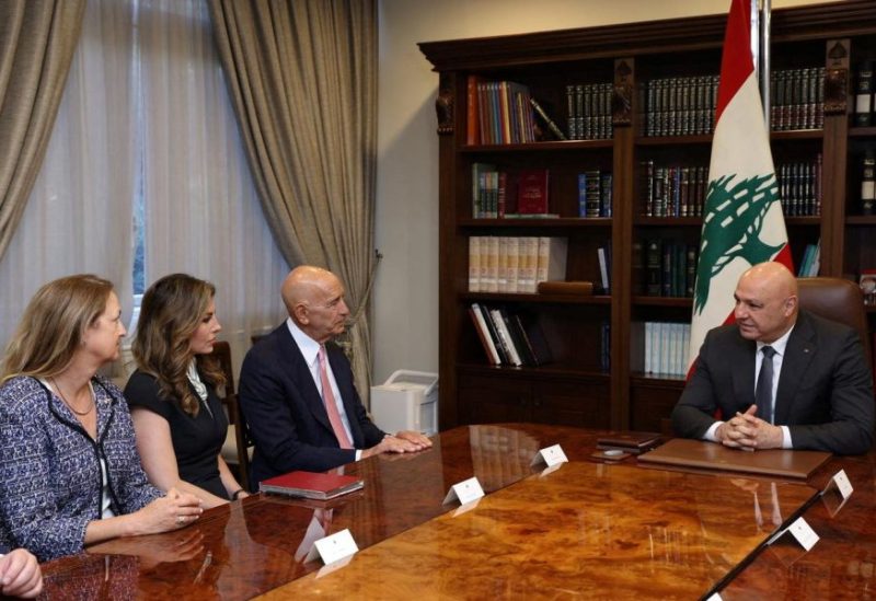السفير الأمريكي في تركيا والمبعوث الخاص للولايات المتحدة إلى سوريا توماس باراك، ونائب المبعوث الرئاسي الخاص إلى الشرق الأوسط مورغان أورتاغوس، والسفيرة الأمريكية في لبنان ليزا أ. جونسون، يجتمعون مع الرئيس جوزاف عون في القصر الرئاسي في بعبدا، لبنان، 18 أغسطس 2025. رويترز