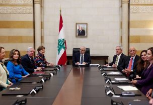 السفير الأمريكي في تركيا والمبعوث الخاص للولايات المتحدة إلى سوريا توم باراك ونائب المبعوث الخاص للرئيس الأمريكي إلى الشرق الأوسط مورغان أورتاغوس إلى جانب أعضاء مجلس الشيوخ الأمريكيين ومسؤولين أمريكيين يجتمعون مع رئيس الوزراء نواف سلام في بيروت، لبنان، 26 أغسطس 2025. رويترز