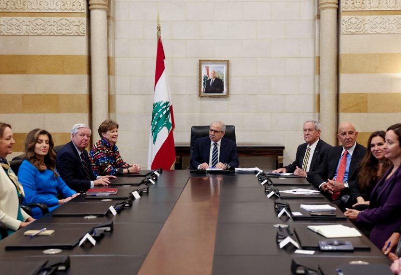 السفير الأمريكي في تركيا والمبعوث الخاص للولايات المتحدة إلى سوريا توم باراك ونائب المبعوث الخاص للرئيس الأمريكي إلى الشرق الأوسط مورغان أورتاغوس إلى جانب أعضاء مجلس الشيوخ الأمريكيين ومسؤولين أمريكيين يجتمعون مع رئيس الوزراء نواف سلام في بيروت، لبنان، 26 أغسطس 2025. رويترز