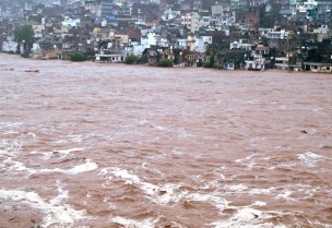 المياه تتدفق في نهر تاوي الفائض بعد هطول أمطار غزيرة في جامو، كشمير الهندية، 26 أغسطس 2025. رويترز