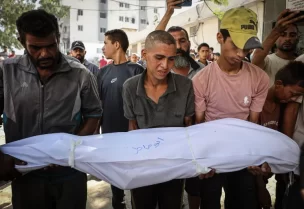 الطفل عاطف أبو خاطر يبلغ من العمر 17 عاما توفي نتيجة الجوع وسوء التغذية (الأناضول)
