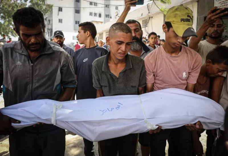 الطفل عاطف أبو خاطر يبلغ من العمر 17 عاما توفي نتيجة الجوع وسوء التغذية (الأناضول)