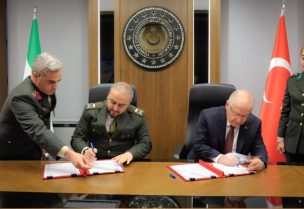 وزير الدفاع التركي ونظيره السوري مرهف أبو قصرة