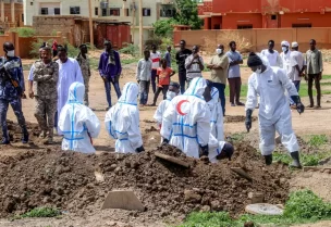 إعادة دفن رفات ضحايا في السودان