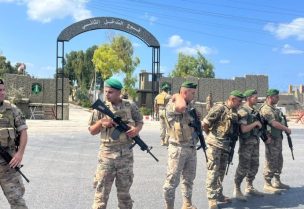 عناصر من الجيش بجانب ثكنة فوج التدخل الثاني في الشواكير(صور) بانتظار شاحنات الأسلحة