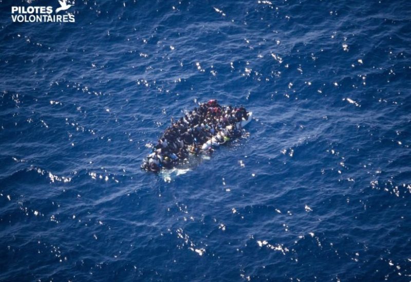 مشهد لمهاجرين رصدته طائرة "كوليبري" في حزيران الماضي، بعد دقائق من إصابة مركبهم. المصدر: منظمة طيارون متطوعون
