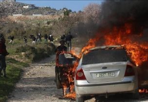مستوطنون يحرقون مركبة فلسطيني بالضفة