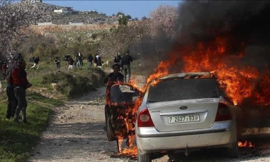مستوطنون يحرقون مركبة فلسطيني بالضفة