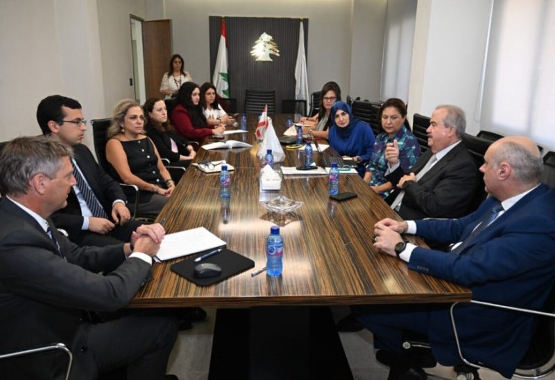وزير المالية ياسين جابر خلال أحد اجتماعاته اليوم