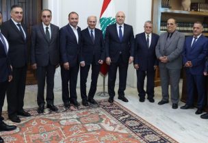 رئيس الجمهورية جوزاف عون إلى جانب وفد اتحاد تجار جبل لبنان برئاسة نسيب الجميّل