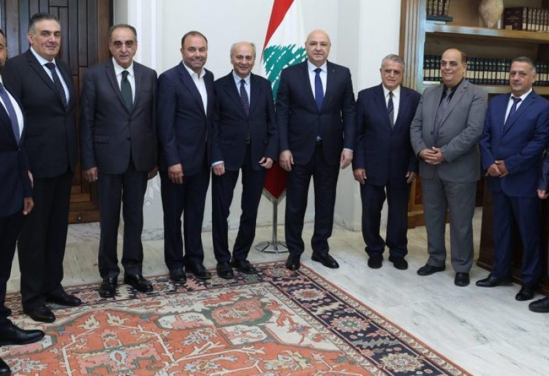 رئيس الجمهورية جوزاف عون إلى جانب وفد اتحاد تجار جبل لبنان برئاسة نسيب الجميّل